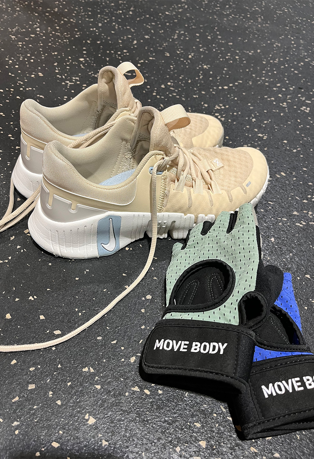 1年で11kg痩せた私が2年半通って確信。ティップネス「MOVE BODY FIGHT」と50代のリアルな活用術 ティップネスで使用しているシューズとグローブ